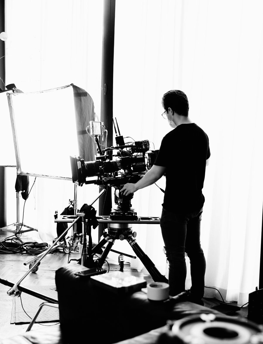 Nedim Vrabac on set operating an ARRI camera